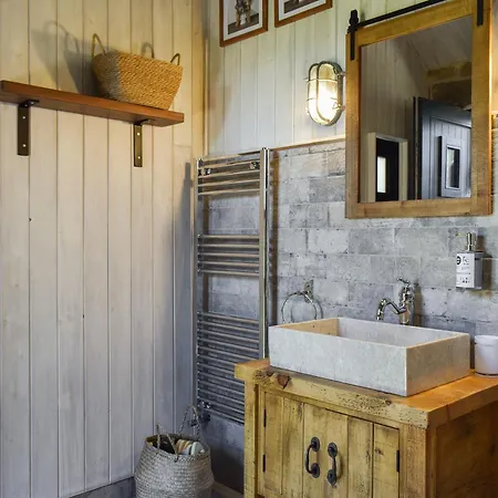 Barn Owl Hut - Uk49769