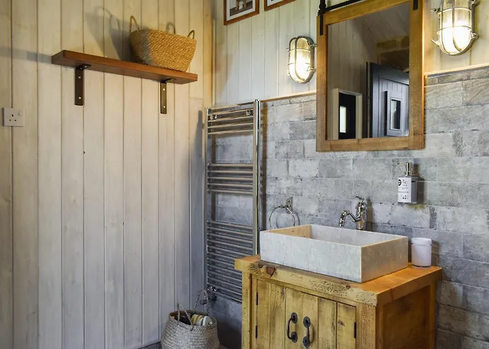 Barn Owl Hut - Uk49769